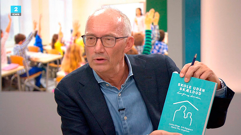 Niels Krause Kjær viser Skole uden Skældud frem i Deadline. Bogdesign Sigrun.nu