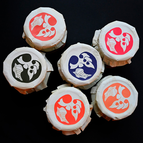 Prisbelønnet logodesign for Samsø Bær – vist på låg for Samsø Marmelade.